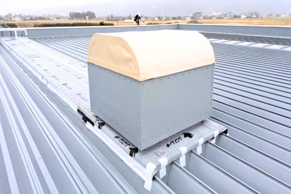 白山市　物流センター　屋上換気扇　架台天端シート防水