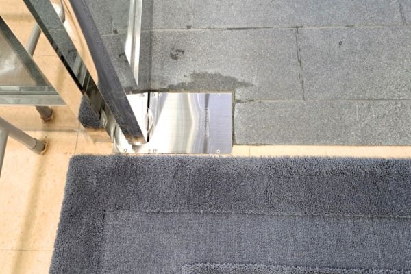 金沢市　学習塾(教育施設)　フロアーヒンジ交換