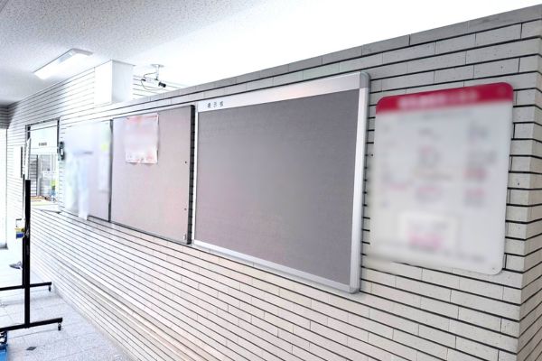 金沢市　マンション　掲示板取付