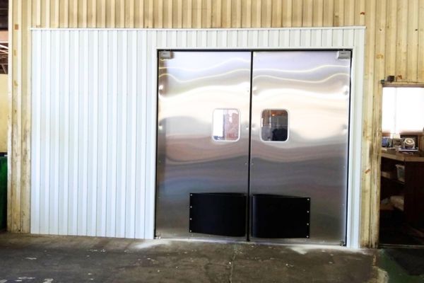 能美市　工場　スイングドア設置