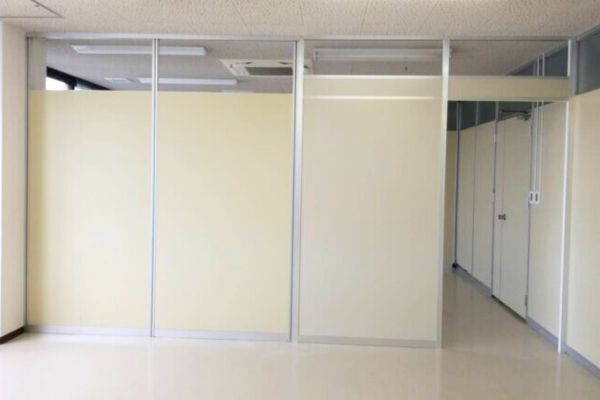 金沢市　事務所　パーテーション組み立て