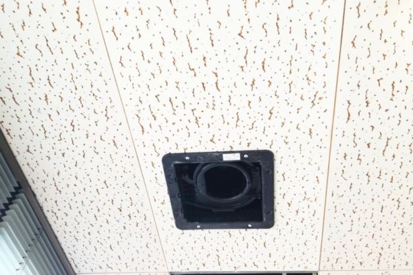 白山市　事務所　天井埋め込み換気扇交換